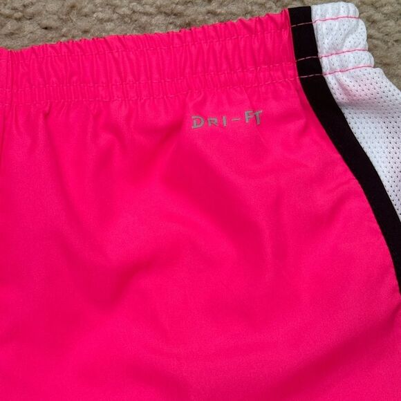 NWT Nike Little Girls' Tempo Pull On Shorts in Hyper Pink Sz 6x - Picture 3 of 8